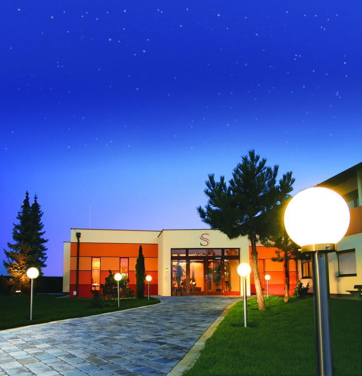 Hotel Garni Steinfeld Wiener Neustadt Extérieur photo