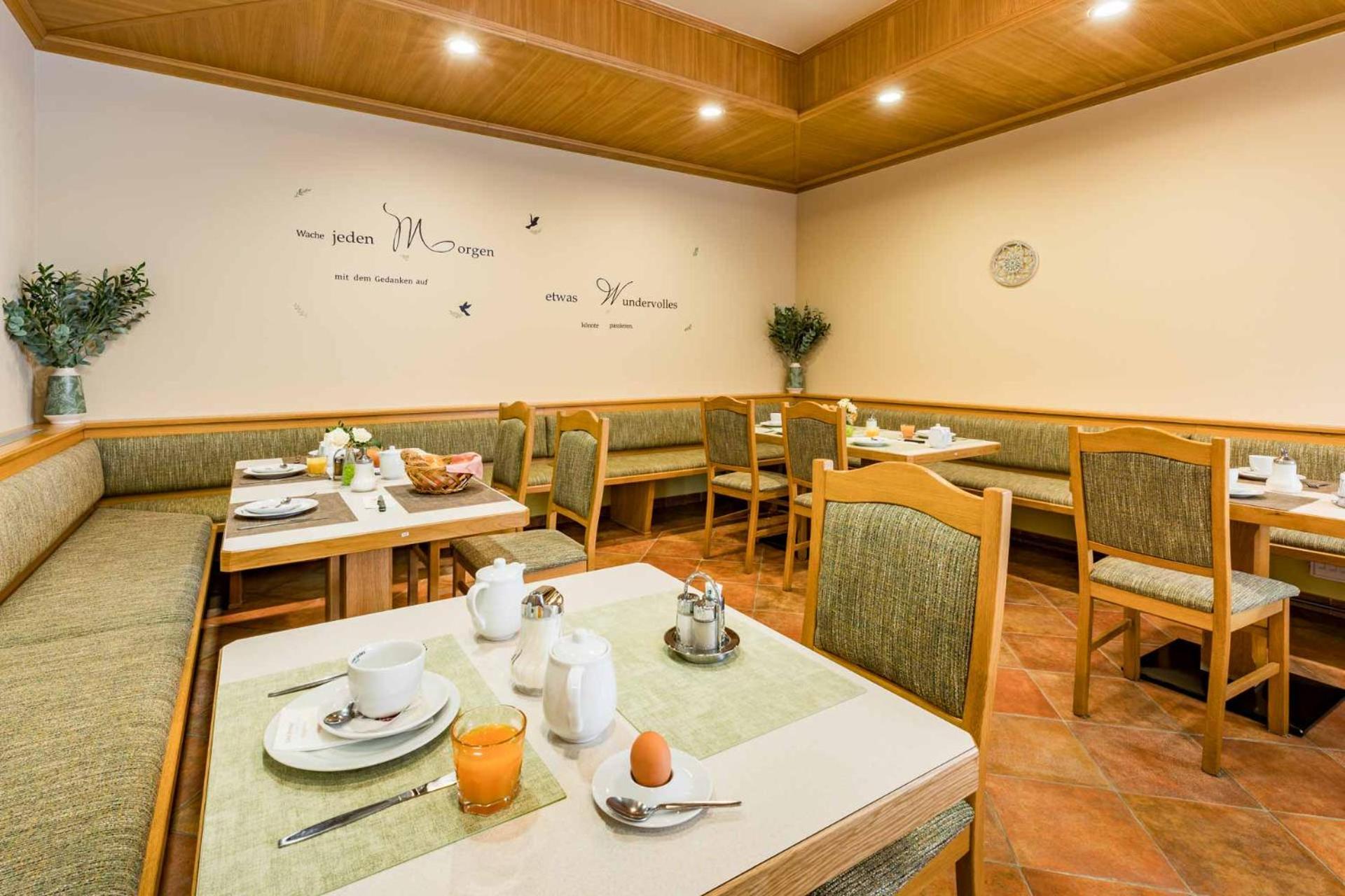 Hotel Garni Steinfeld Wiener Neustadt Extérieur photo
