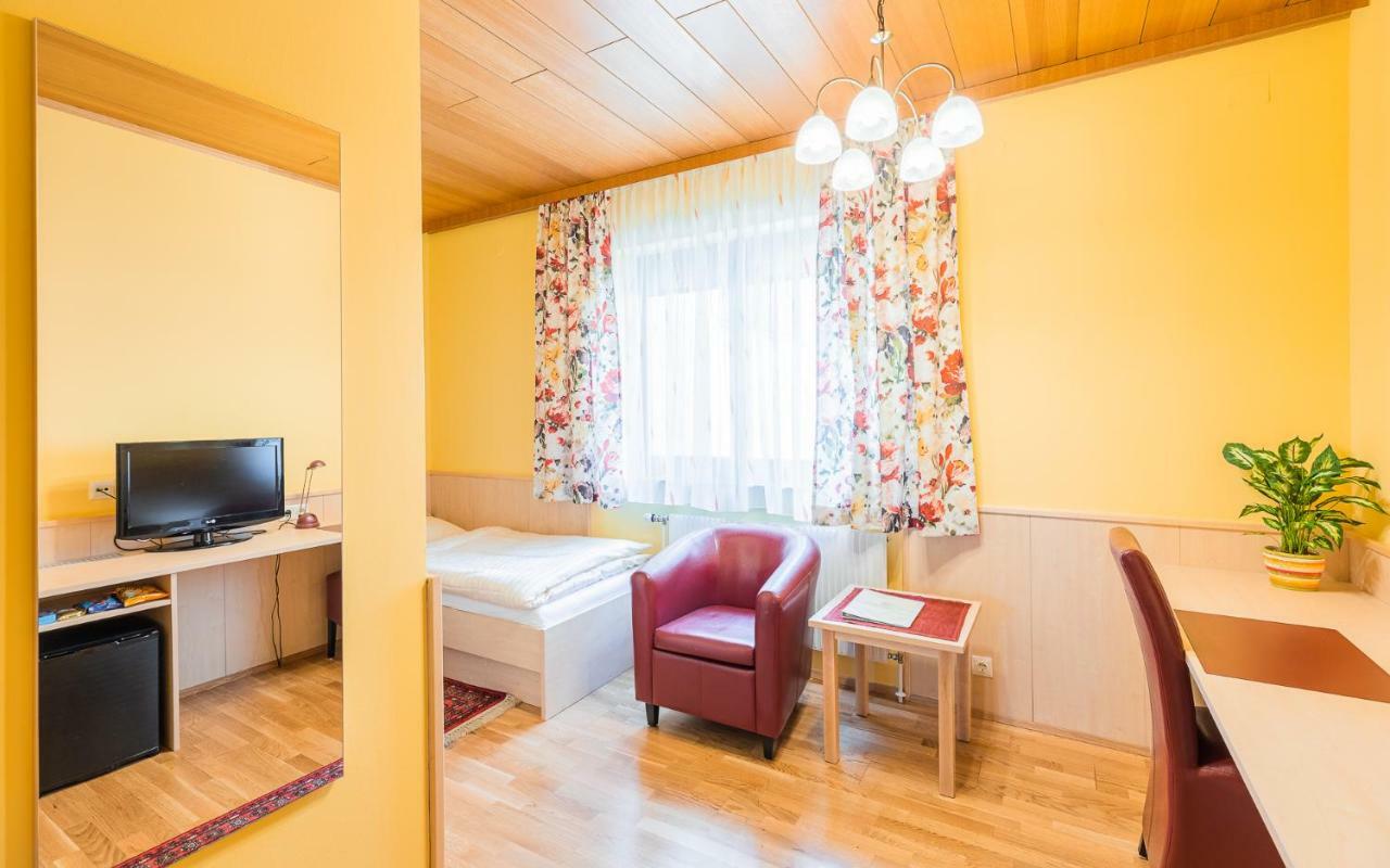 Hotel Garni Steinfeld Wiener Neustadt Extérieur photo