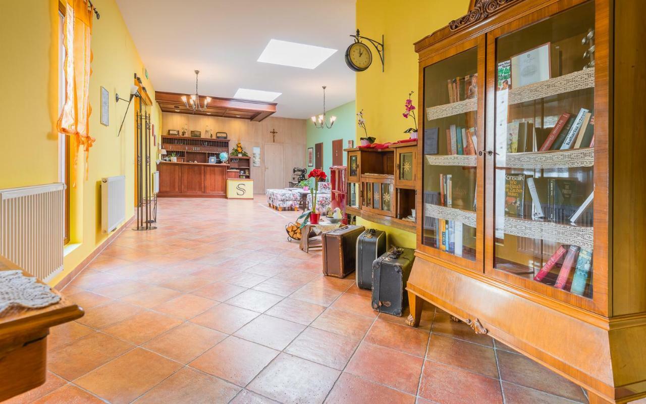 Hotel Garni Steinfeld Wiener Neustadt Extérieur photo