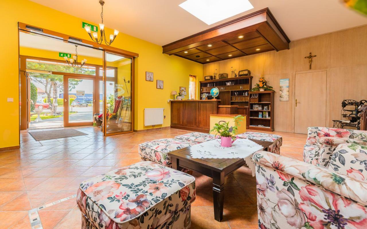 Hotel Garni Steinfeld Wiener Neustadt Extérieur photo