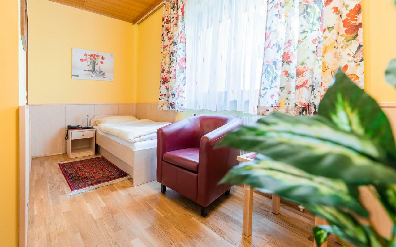 Hotel Garni Steinfeld Wiener Neustadt Extérieur photo