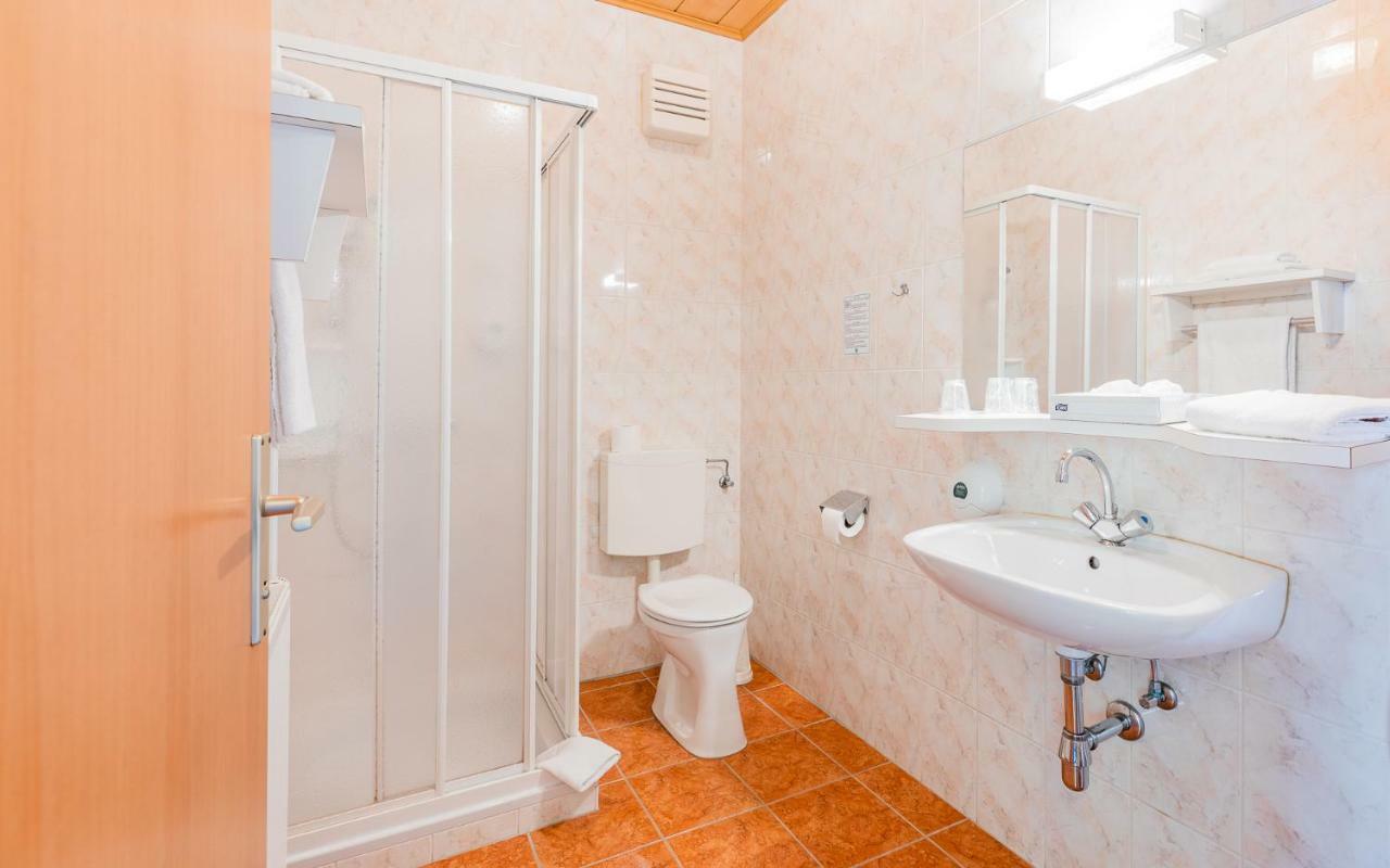 Hotel Garni Steinfeld Wiener Neustadt Extérieur photo