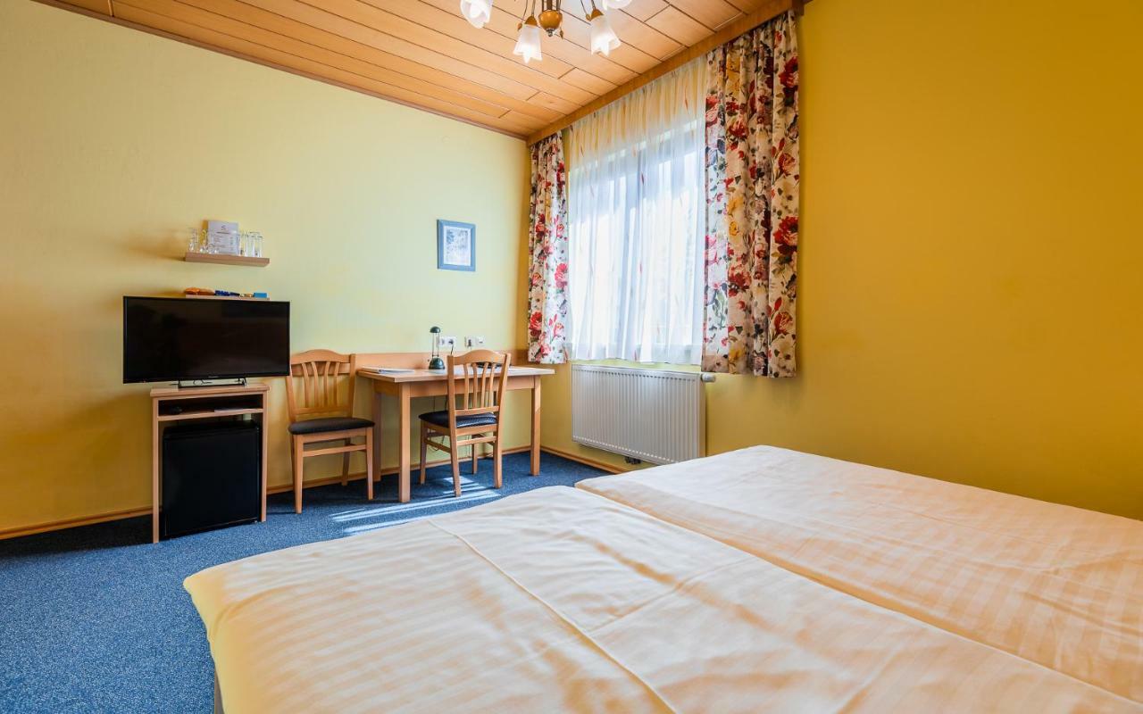 Hotel Garni Steinfeld Wiener Neustadt Extérieur photo