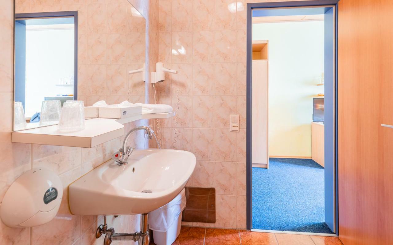 Hotel Garni Steinfeld Wiener Neustadt Extérieur photo