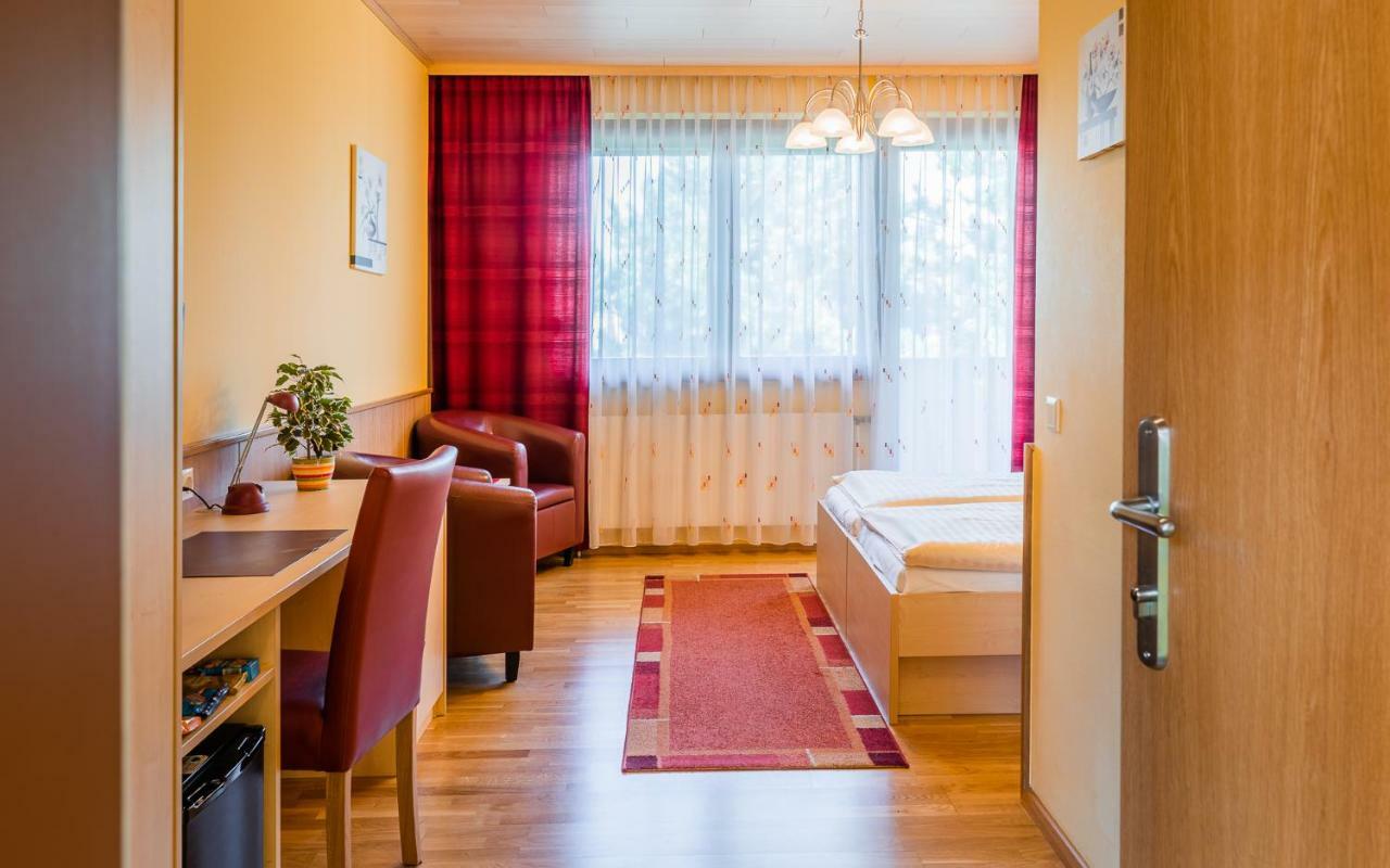 Hotel Garni Steinfeld Wiener Neustadt Extérieur photo