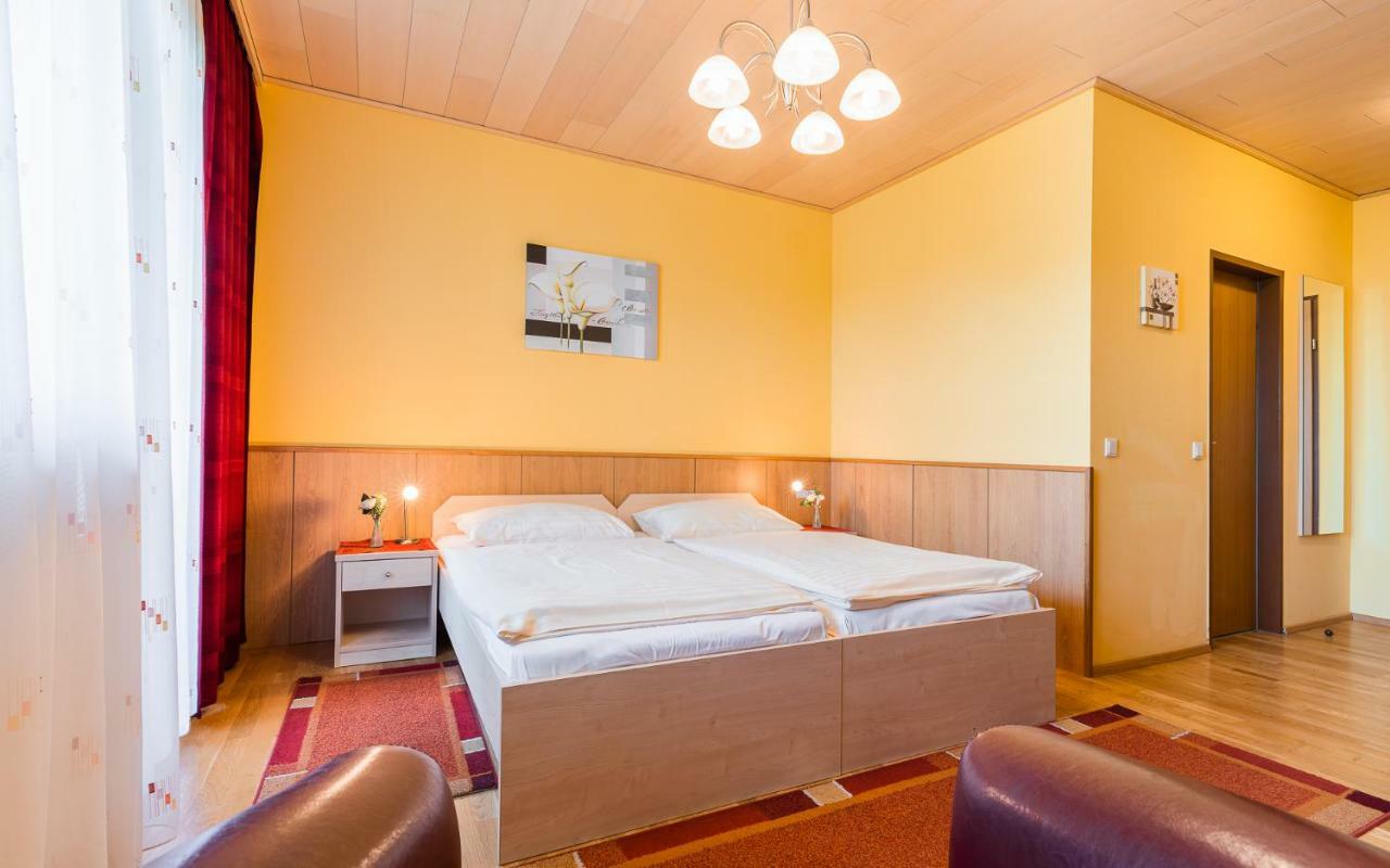 Hotel Garni Steinfeld Wiener Neustadt Extérieur photo